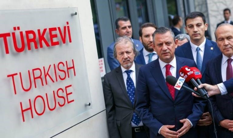 Özgür Özel Türkevi önünde konuştu: Türkiye rüşvet vermesi gereken bir ülke değil – Son Dakika Siyasi Haberler