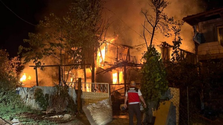 Sakarya'da yangın: İki katlı ahşap ev, depo ve ahır yandı