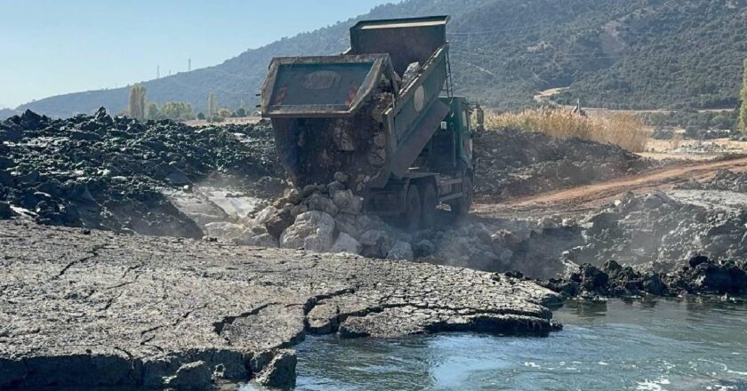 Eğirdir Gölü’nde oluşan obruklar iş makineleriyle kapatıldı