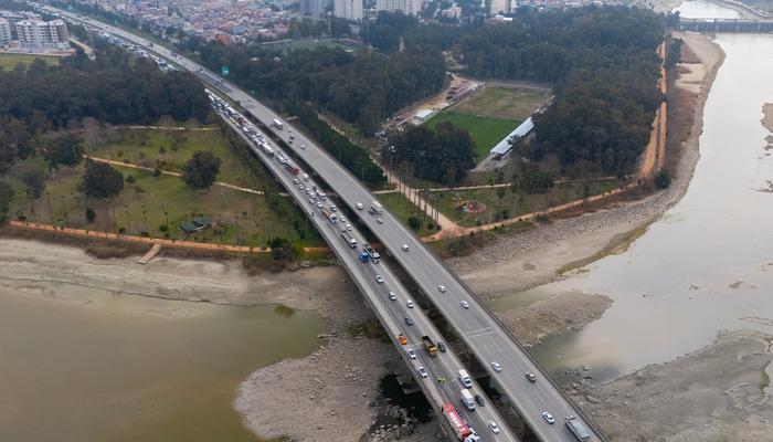 Adana otoyolunda trafik engellendi! Kamyonla yapılan bir kaza nedeniyle kilometrelerce kuyruk meydana geldi