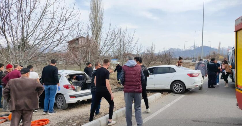 Insation’da bir trafik kazasında 2 kişi öldü, 3 kişi yaralandı