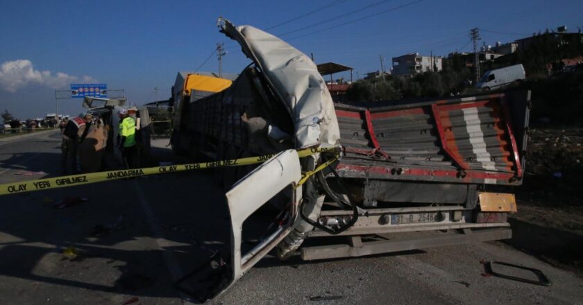 Hatay’daki yolcu servisi park edilmiş bir kamyona çarptı: 6 ölü, 8 yaralı