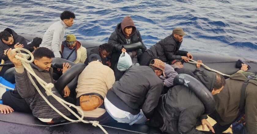 İzmir'de 24 düzensiz göçmen kurtarıldı