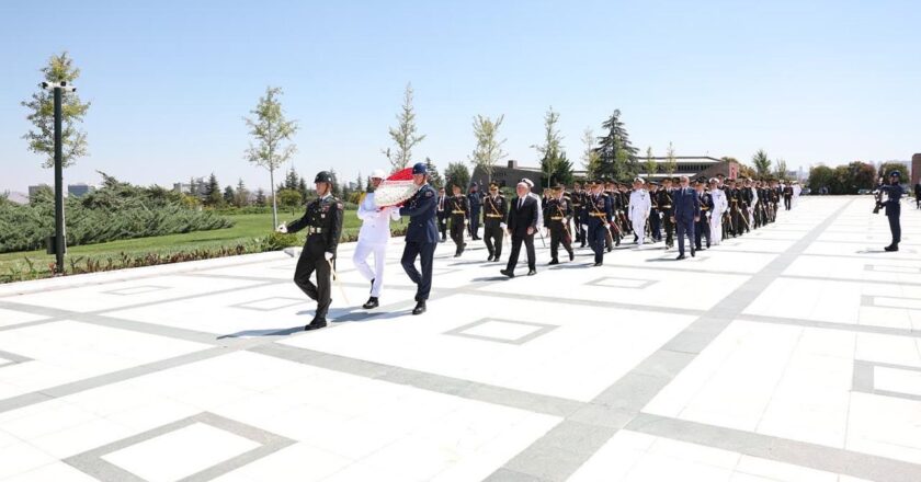 Bakan Güler Devlet Mezarlığı'nı ziyaret etti