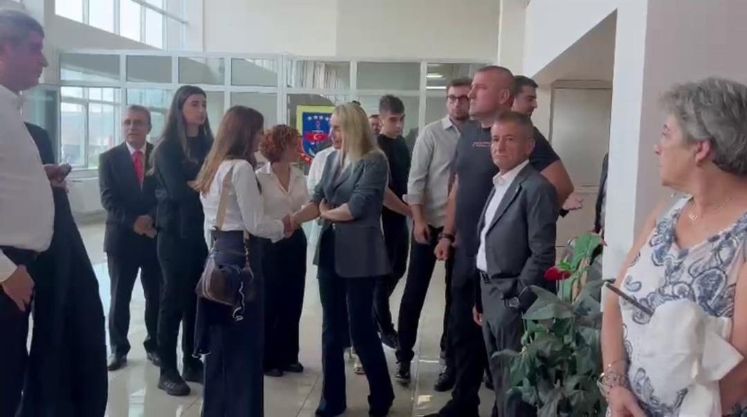 Ceketini çıkardı, yargıç odayı uyardı! İmamoğlu, sahte diploma davasında aylık gelirini açıkladı, duruşma 20 Ekim'e ertelendi