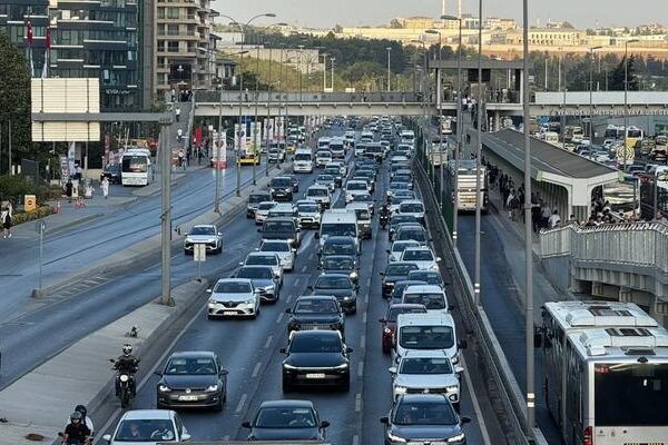 Yaz tatilleri sona erdi, okullarda uyum haftası başladı: İstanbul'da trafik yoğunluğu meydana geldi!