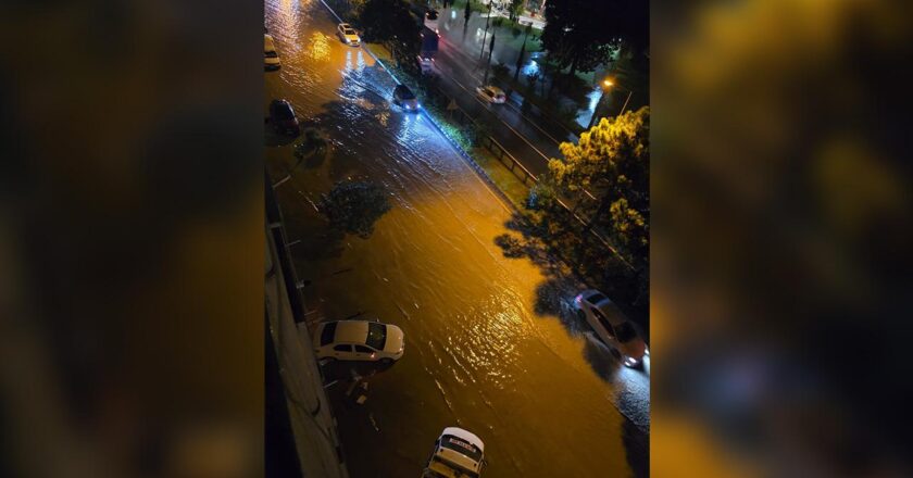 Attaki sağanak yağıştan sonra, yollar ve yollar göle döndü