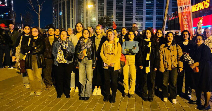 Adliye karantina altındayken birkaç sokak ötede kadın cinayeti yaşandı! Kadınlar Nilay Kotan cinayetini protesto etti – Son Dakika Türkiye Haberleri