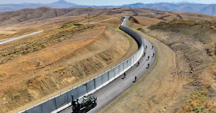 Türkiye'nin kara sınırlarının yaklaşık yüzde 44'üne güvenlik duvarı örüldü.