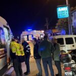 Motosiklet yolun karşısına geçmeye çalışan adama çarptı: 3 kişi yaralandı