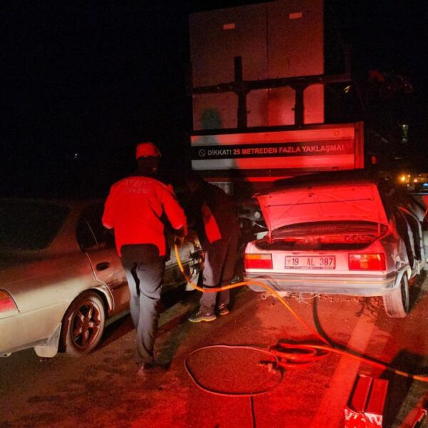 Çorum'da iki otomobil vince çarptı: 1 ölü, 1 yaralı