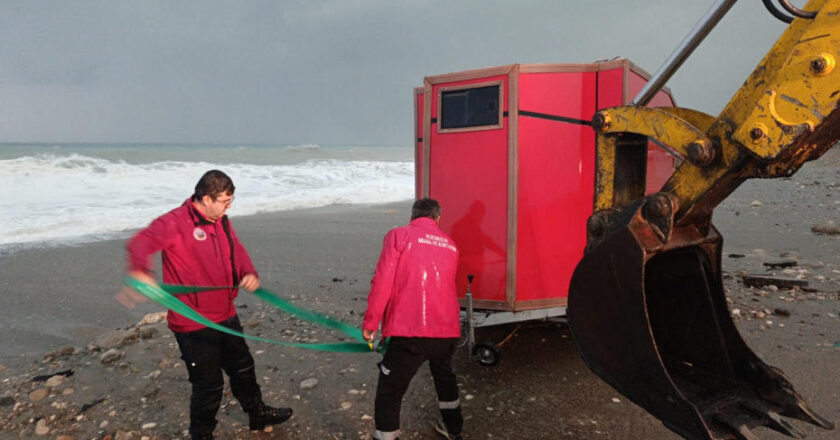 Antalya’da denizdeki karavandan tahliye edilen turistler kurtarıldı